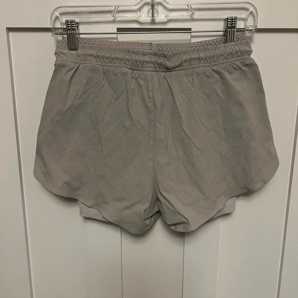 Athleta Trekkie Crest 2 in 1 Shortie Shorts Size 0 running athletic workout gray